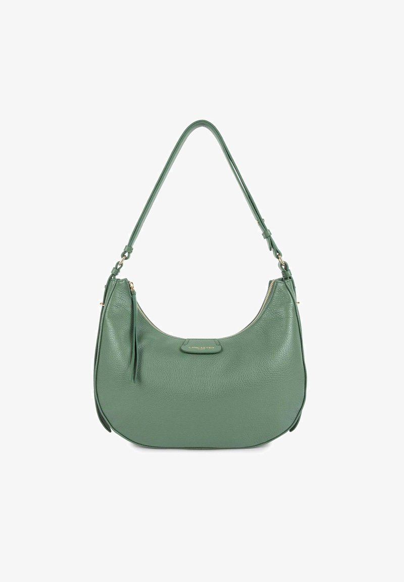 Sac à épaule en cuir vert avec une bandoulière réglable, une fermeture éclair et un logo de marque discret à l'avant.