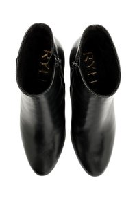 Czarne skórzane botki za kostkę o gładkiej fakturze, spiczastym nosku, bocznych zamkach błyskawicznych i miękkiej podszewce wewnętrznej. Wewnątrz widoczna złota logo.