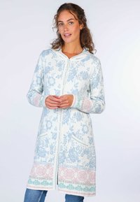 Kapuzenscardigan in Hellblau mit floralem Muster, ausgestattet mit Knopfverschluss, zwei vorderen Taschen und gemusterten Akzenten in Pink und Grün.