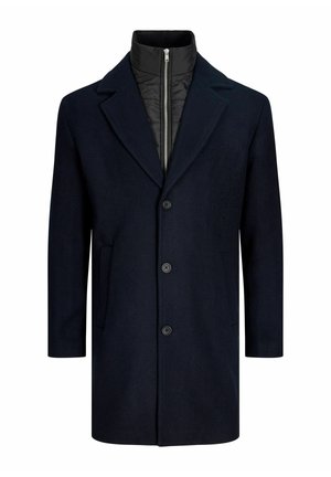 Tmavě modrý kabát z vlněné směsi s klopovým límcem, pěti knoflíky a dvěma bočními kapsami. Má prošívanou černou vnitřní podšívku a vysoký límec.
