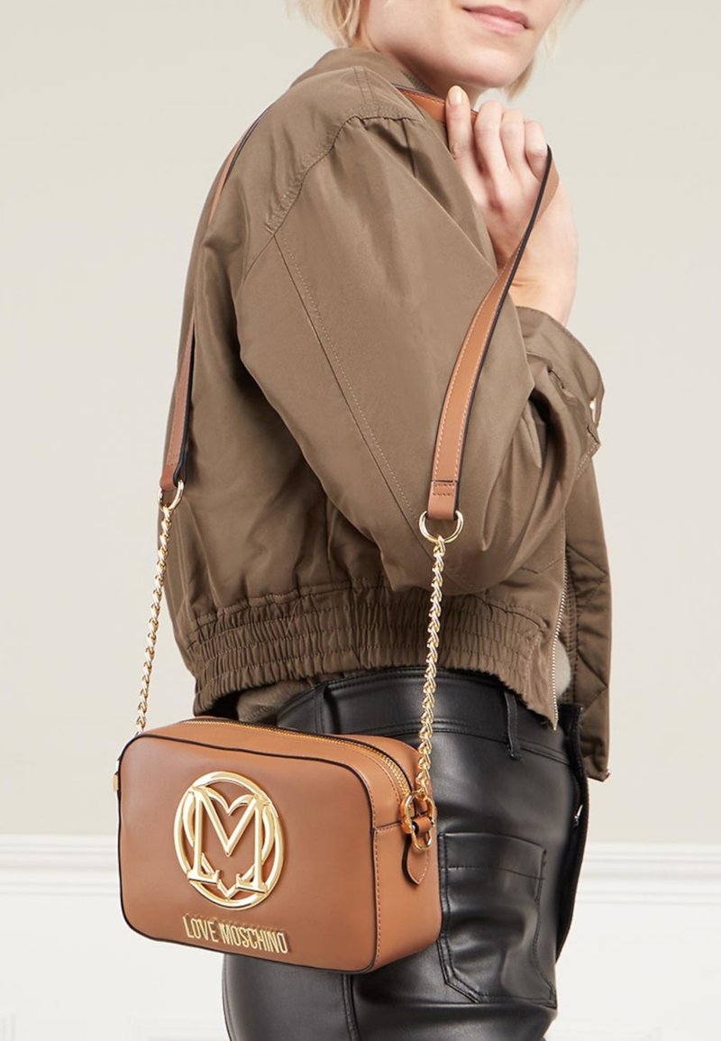 Love Moschino Across body bag braun/brown Zalando