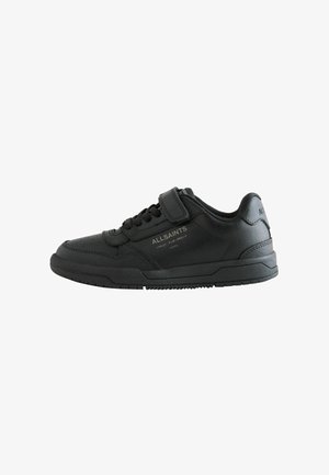 Czarny niski sneaker ze sznurowadłami i paskiem na rzep, z nadrukiem "ALLSAINTS" po boku oraz teksturowaną gumową podeszwą.
