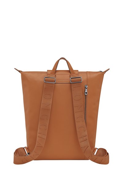 Brauner Leder-Rucksack mit quadratischem Design, verstellbaren Trägern, einem oberen Griff und einer seitlichen Reißverschlusstasche. Mit eingeprägtem Markenlogo auf dem Träger.