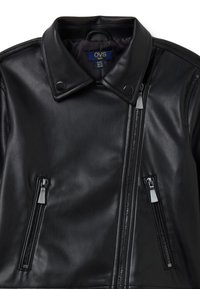 Giubbotto in pelle nera per bambini con colletto, zip diagonale e due tasche frontali con dettagli in metallo argentato.