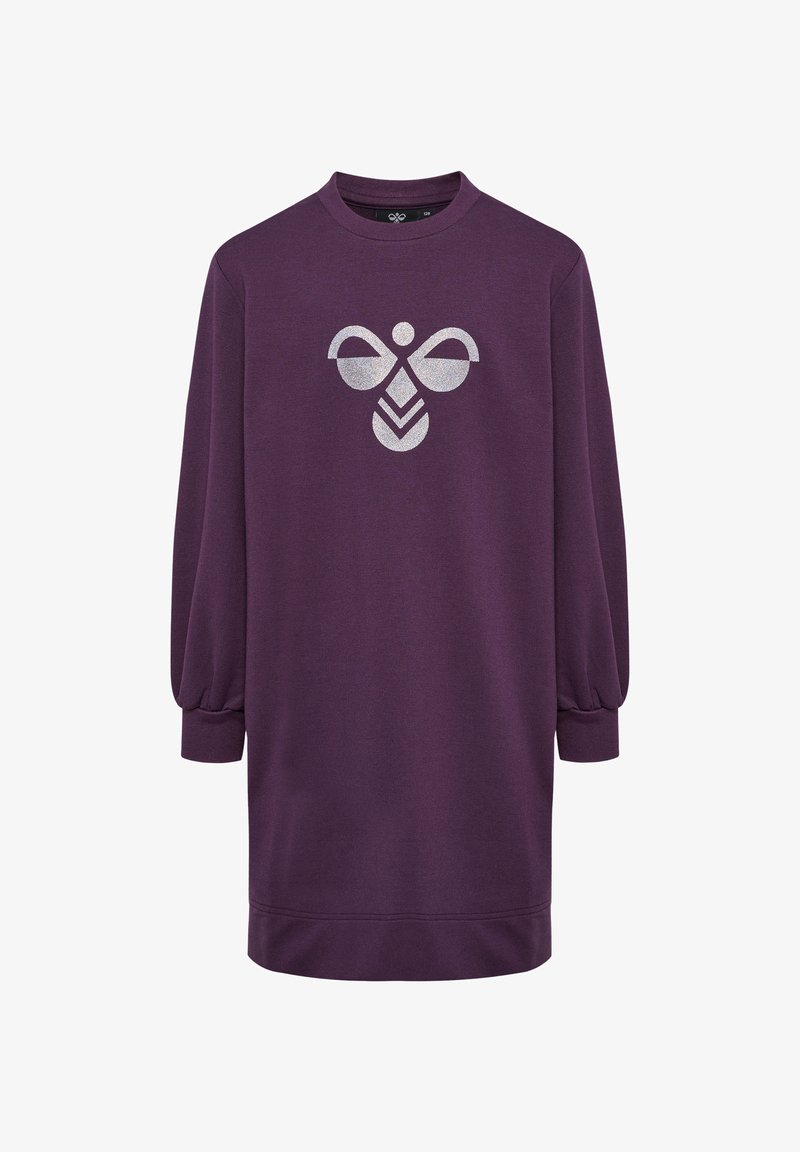 Lila Sweatkleid mit langen, ballonförmigen Ärmeln. Verfügt über ein großes, metallisches silbernes Logodesign auf der Vorderseite und einen runden Halsausschnitt.