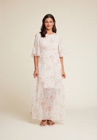 Maxikjole i lett, gjennomsiktig stoff med blomsterprint i pastellfarger, korte volangermer, innsnørt midje og flytende hemline.