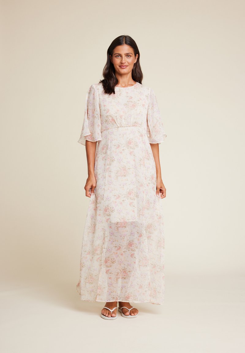 Maxikjole i lett, gjennomsiktig stoff med blomsterprint i pastellfarger, korte volangermer, innsnørt midje og flytende hemline.