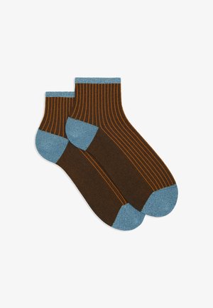 Calze a righe marroni e blu chiaro con design a coste, caratterizzate da sezioni del tallone e della punta blu a contrasto. Morbido al tatto e di lunghezza alla caviglia.