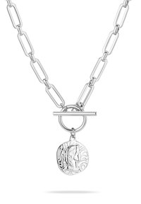 Sølv kæde med store ovale led, en toggle-lås og en rund medaljon med et detaljeret profildesign.
