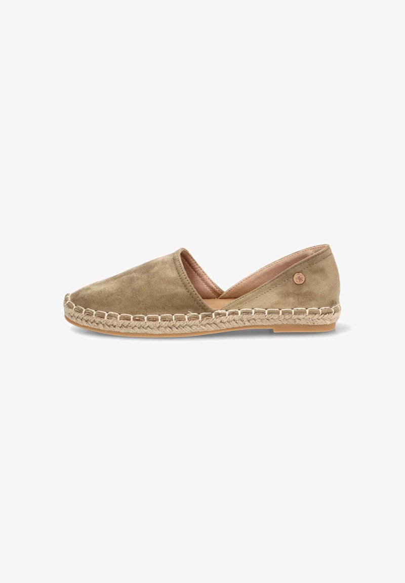 Espadrilla de ante marrón claro sin cordones, con suela de yute cosida y puntera redondeada, corte lateral y pequeña etiqueta metálica redonda con el logo en el talón.