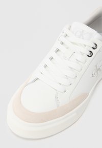 Λευκό δερμάτινο sneaker με μπεζ σουέτ καπάκι, γκρίζα αξεσουάρ και λευκές κορδόνες. Διαθέτει λ�ογότυπο της μάρκας στο πλάι και υφασμάτινες επιφάνειες.