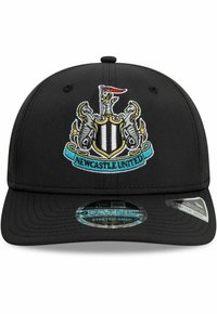 Schwarze Baseballmütze mit strukturiertem Design, die auf der Vorderseite ein mehrfarbiges gesticktes Wappen von Newcastle United und einen flachen Schirm hat.