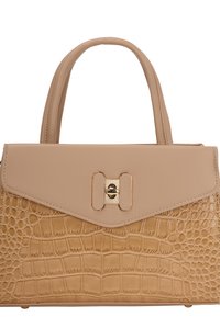 Beige håndtaske med et struktureret krokodillemønster, glat top, dobbelt håndtag og en guld lukning. Lukningen har et rektangulært design.