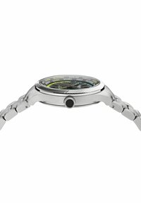 Orologio da polso in acciaio inossidabile con corona nera, quadrante nero e città del mondo contrassegnate sulla lunetta, collegato a un bracciale metallico a maglie.