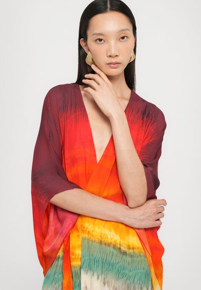 Wrap in stile kimono con scollo a V profondo, caratterizzato da una sfumatura di colori rosso, arancione e verde. Realizzato in morbido tessuto fluente con maniche ampie.