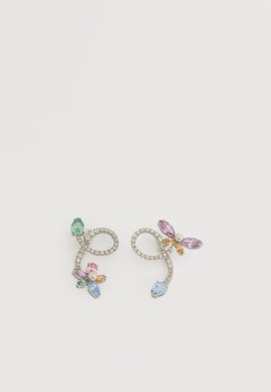 Boucles d'oreilles argentées incurvées avec des boucles, ornées de pierres précieuses multicolores et de petites perles disposées en forme de fleurs.