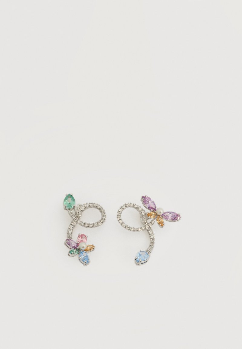 Boucles d'oreilles argentées incurvées avec des boucles, ornées de pierres précieuses multicolores et de petites perles disposées en forme de fleurs.