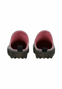 Zapatillas de feltro grises tipo slip-on con forro interior rosa y suelas de goma negra texturizada, vistas desde la parte posterior.
