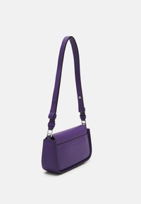 KARL LAGERFELD SIGNATURE - Sac à main - deep purple