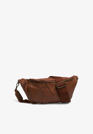 Ceinture en cuir marron avec une finition texturée, dotée d'une fermeture éclair, d'une sangle en tissu réglable et d'une couture triangulaire décorative.