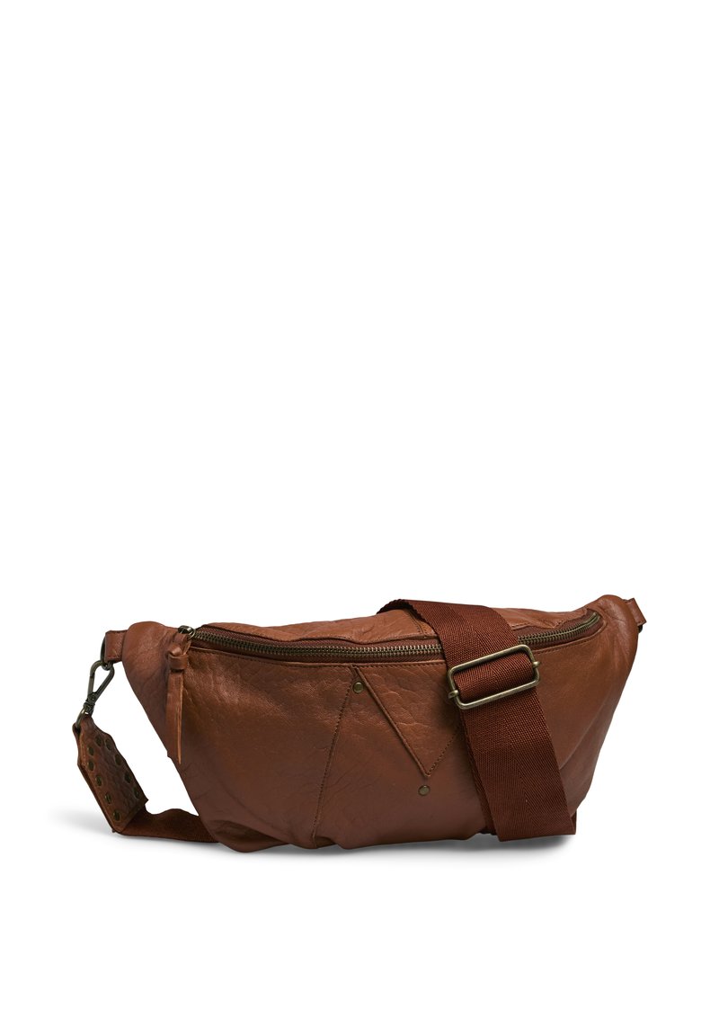 Ceinture en cuir marron avec une finition texturée, dotée d'une fermeture éclair, d'une sangle en tissu réglable et d'une couture triangulaire décorative.