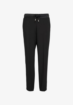 Czarne spodnie wykonane z gładkiego materiału, z elastycznym paskiem w talii i sznurkiem do regulacji, zwężanym krojem nogawki oraz bez widocznych zdobień.