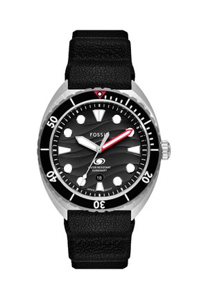 Fossil Taucheruhr mit schwarzem Zifferblatt, silbernen Markierungen, roter Spitze beim Minutenzeiger, Datumsfenster, drehbarer Lünette und strukturiertem schwarzen Armband.