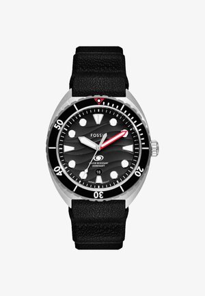 Dykkerur fra Fossil med sort urskive, sølvmarkører, minutviser med rødt spids, datovindue, roterende bezel og struktureret sort rem.