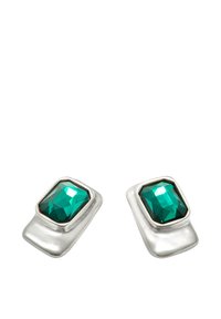 Pendientes de tono plateado con gemas verdes de corte esmeralda, que presentan un diseño liso y curvado con un acabado de metal pulido.