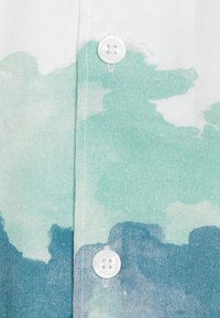 Skjorta i bomull med ett akvarellmönster i nyanser av blågrön och vit, utrustad med framknäppning och en slät yta.