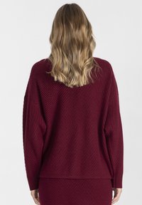 Bordowy, prążkowany sweter z luźnym krojem, szerokimi rękawami i opadającym szwem na ramionach, z prostym dołem z tyłu.