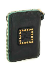 Portafoglio in pelle nera con borchie dorate, cerniera verde ed etichetta in rilievo. Presenta una forma rettangolare e una texture liscia.