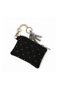 Pochette en daim noir avec des clous dorés, dotée d'une chaîne et d'un porte-clés en métal. Design compact pour les essentiels.