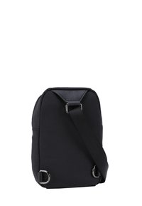 Borsa a tracolla nera in tessuto con forma rettangolare, tracolla regolabile, dettagli in metallo argentato e texture superiore.