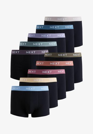Üheksa musta bokserpükste paari komplekt kontrastsete värviliste vöödega. Vööl on "NEXT" logo; värvide hulka kuuluvad sinine, roheline, beež ja roosa.