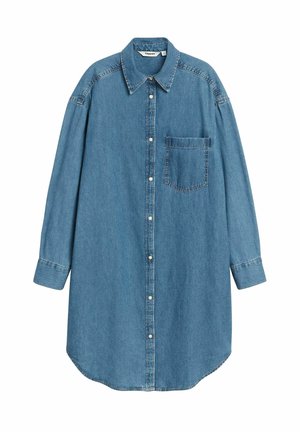 Denimskjorte med knaplukning foran, krave, lange ærmer og en enkelt brystlomme. Lys blå farve og afslappet pasform.