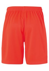 Rode sportieve shorts met een elastische tailleband, gemaakt van glad, lichtgewicht materiaal, met een effen kleur en zonder zichtbare patronen of hardware.