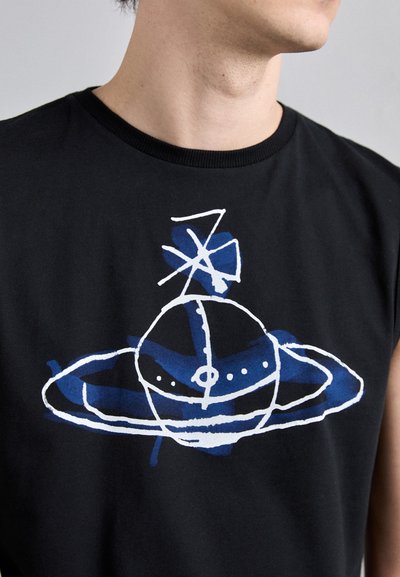 Schwarzes ärmelloses T-Shirt mit einem grafischen Design eines Planeten mit Ringen in Blau und Weiß, das kräftige Linien und kontrastierende Farben zeigt.