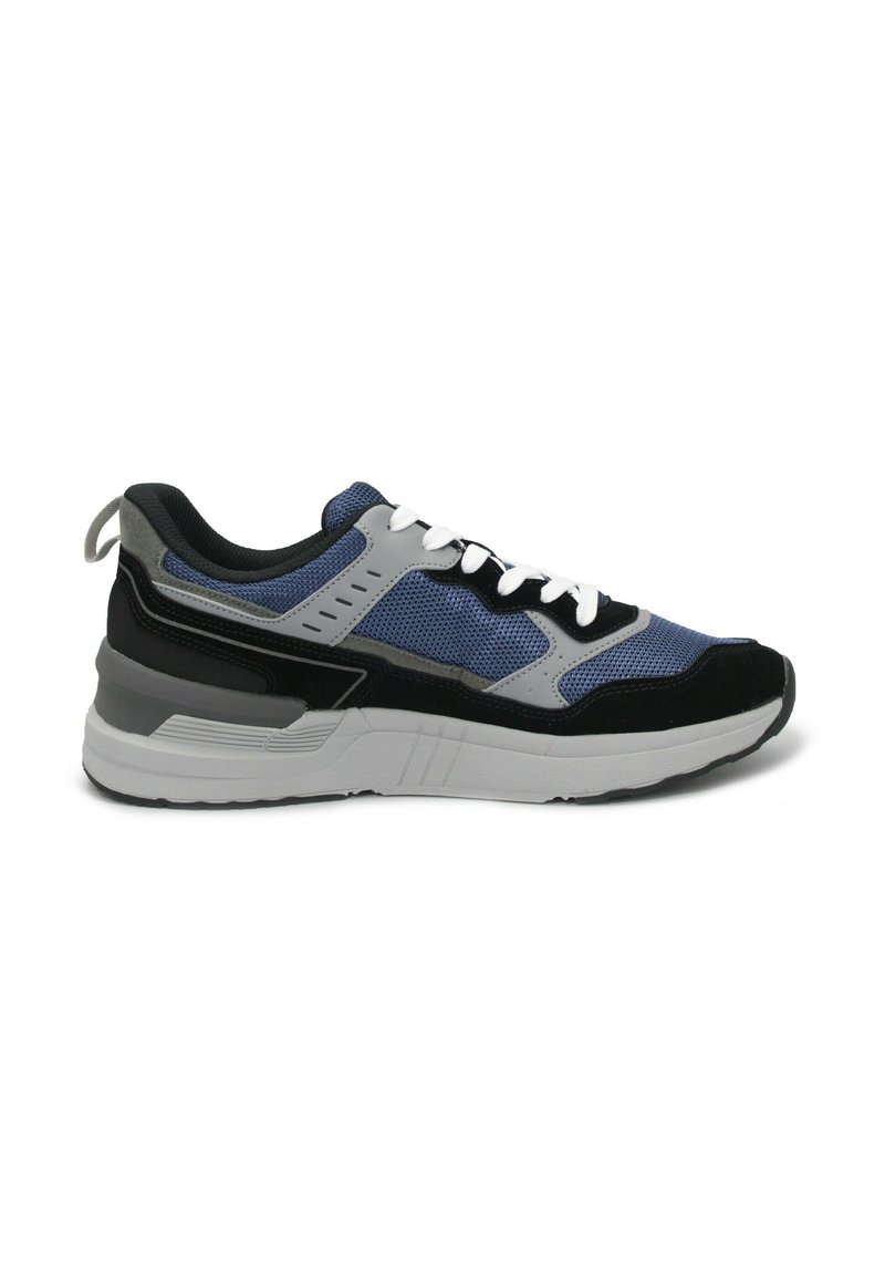 Sneakers sportivi da uomo con tomaia in mesh blu e grigio con dettagli neri, lacci bianchi e suola bianca imbottita.