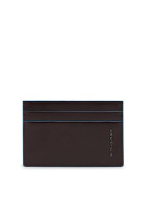 Porte-cartes en cuir marron foncé avec deux emplacements pour cartes sur le dessus et un logo vertical de la marque dans le coin inférieur droit.