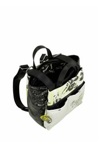 Bolso en blanco y negro con acabado texturizado, que cuenta con dos bolsillos frontales, asas dobles y correas ajustables para el hombro. Diseño estampado.