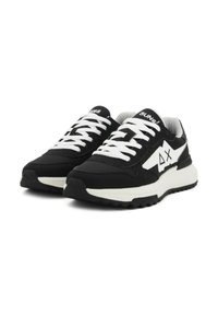 Sneakers neri con accentuazioni bianche, dotati di una tomaia in tessuto testurizzato, spesse stringhe bianche, suola ammortizzata e un logo distintivo.