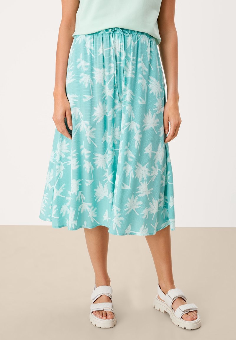 Une jupe mi-longue turquoise avec une taille à cordon, ornée de motifs de feuilles de palmier blanches. Confectionnée en tissu léger avec une silhouette fluide.
