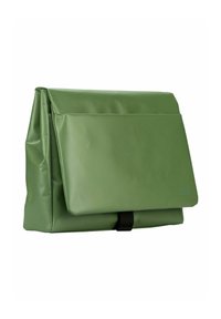 Sac rectangulaire vert, imperméable, avec une fermeture à rabat, comprenant une poche frontale et une sangle noire. Texture lisse, design moderne.