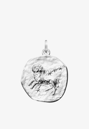 Silberanhänger mit strukturierter, unregelmäßiger Form, verziert mit einem geschnitzten Widderdesign und Sternakzenten. Enthält eine Öse zur Befestigung.