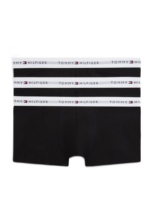 Trzy pary czarnych bokserek z białymi ściągaczami w pasie, z logo Tommy Hilfiger i detalem w postaci flagi w kolorach czerwonym, białym i niebieskim.