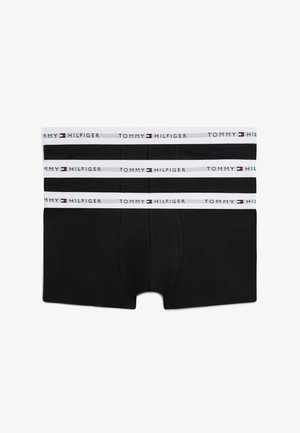 Τρία ζευγάρια μαύρα ανδρικά εσώρουχα boxer με λευκές ζώνες μέσης που φέρουν το λογότυπο Tommy Hilfiger και λεπτομέρειες με κόκκινη, λευκή και μπλε σημαία.