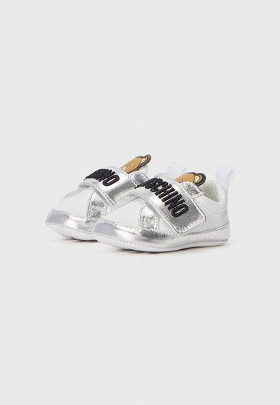 Silverfärgade babysneakers med kardborreband som har "Moschino"-logotyp, vita detaljer, rund tå och strukturerad metallisk finish.