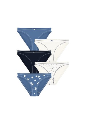 Cinque mutandine da donna stile bikini in blu, blu navy, bianco e bianco con cuori blu, ciascuna con dettagli di cuciture a contrasto e piccoli fiocchi.