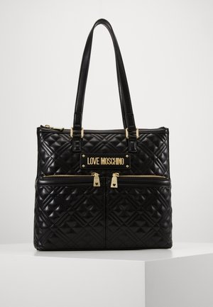 Bolso tote negro acolchado con dos asas, cremalleras doradas y una placa central dorada con el logotipo "LOVE MOSCHINO".